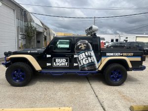Read more about the article Louisiana Graphics Teams Up with Southern Eagle to Wrap Jeep Gladiator in Saints Bud Light Design