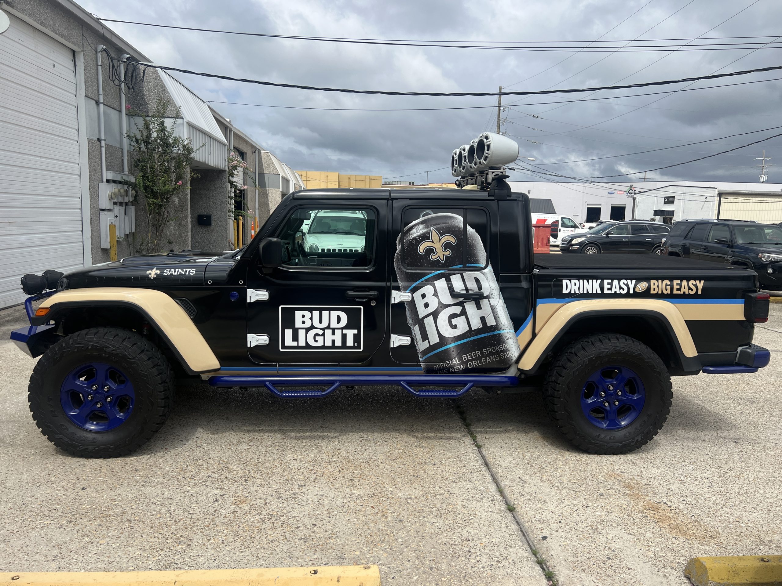 Read more about the article Louisiana Graphics Teams Up with Southern Eagle to Wrap Jeep Gladiator in Saints Bud Light Design